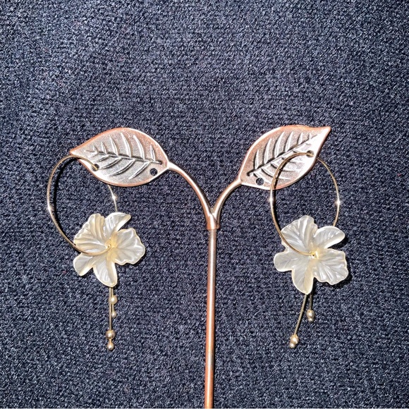 Delicate floral hoop earrings - Picture 2 of 2
